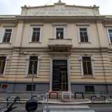 Il palazzotto, a due piani e di color crema, esibisce sei finestre inquadrate in una cornice bianca rettangolare decorata con elementi punzonati laterali e una piccola voluta sulla sommit�, oltre a una porta-finestra balconata
